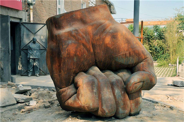 廣場鐵拳雕塑.jpg 廣場鐵拳雕塑.jpg