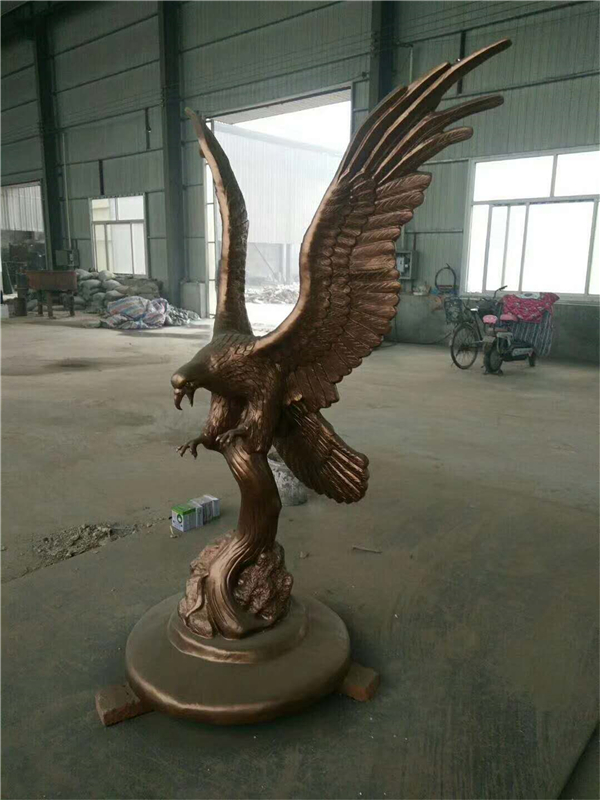 雄鷹展翅雕塑.jpg