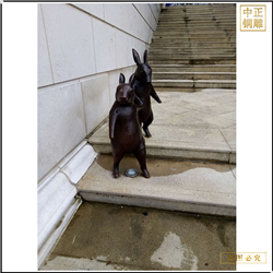 兩只小兔子下臺(tái)階雕塑 兩只小兔子下臺(tái)階雕塑